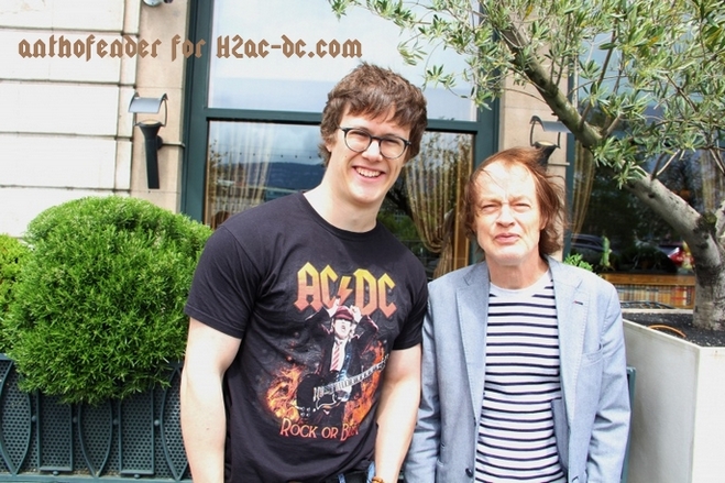 angus_young_acdc_genveve.jpg