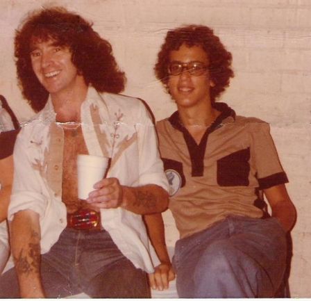 Bon_Scott__Oct_1979_backstage_Houston_Music_Hall.jpg